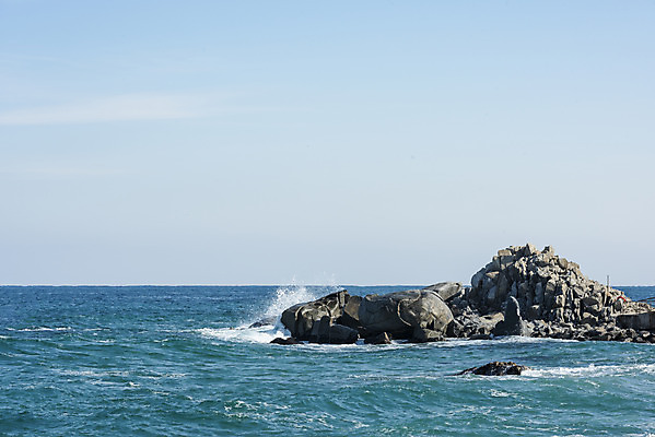 포토 JPG 주간 파도 바다 여행 겨울 자연 한국 풍경 사람없음 야외 파란색 관광지 돌_바위 바위 해수욕장 강원도 강릉 국내여행 사천해변 국내포토 자연요소 계절 아시아 컬러 해변 생태계 파일형식