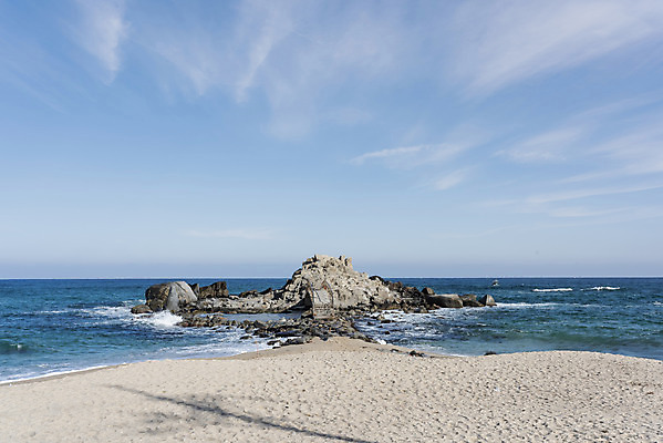 포토 JPG 주간 구름 모래 파도 바다 여행 겨울 자연 하늘 한국 풍경 사람없음 야외 파란색 관광지 계단 바위 해수욕장 강원도 바위섬 강릉 국내여행 사천해변 국내포토 자연요소 계절 아시아 컬러 섬 해변 돌_바위 생태계 파일형식