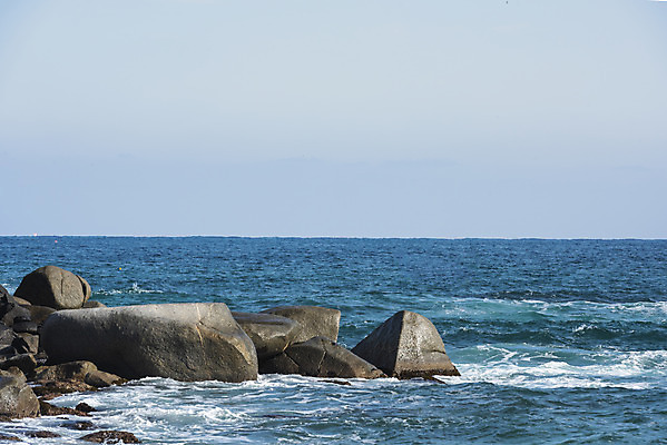포토 JPG 주간 모래 파도 바다 여행 겨울 자연 한국 풍경 사람없음 야외 관광지 돌_바위 바위 해수욕장 강원도 강릉 국내여행 사천해변 국내포토 자연요소 계절 아시아 해변 생태계 파일형식