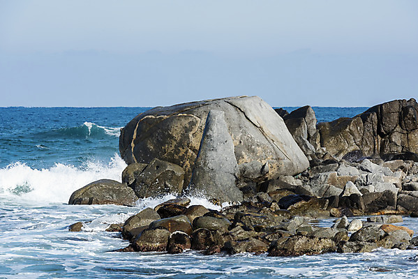 포토 JPG 주간 모래 파도 바다 여행 겨울 자연 한국 풍경 사람없음 야외 관광지 돌_바위 바위 해수욕장 강원도 강릉 국내여행 사천해변 국내포토 자연요소 계절 아시아 해변 생태계 파일형식
