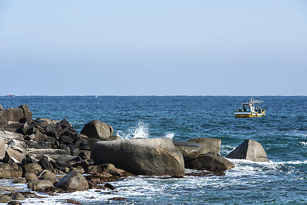 포토 JPG 주간 모래 파도 바다 여행 겨울 자연 한국 풍경 사람없음 야외 관광지 돌_바위 바위 해수욕장 강원도 선원 강릉 국내여행 선박 사천해변 국내포토 자연요소 계절 아시아 수상교통 해변 생태계 파일형식