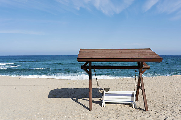 포토 JPG 주간 모래 바다 여행 겨울 자연 한국 풍경 사람없음 야외 관광지 조형물 해수욕장 그네 강원도 강릉 국내여행 사천해변 국내포토 자연요소 계절 아시아 미술 해변 생태계 파일형식