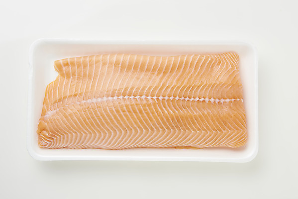 포토 JPG 스튜디오촬영 음식 포장 실내 어류 사람없음 하이앵글 회 용기 흰배경 기호식품 연어 연어회 포장용기 플랫레이 국내포토 그릇 뷰포인트 백그라운드 내부 수중동물 생선회 흰색 플랫 포장재료 파일형식