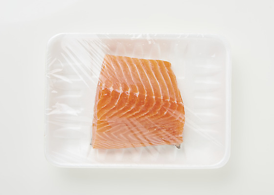 포토 JPG 스튜디오촬영 음식 포장 실내 어류 사람없음 하이앵글 회 용기 흰배경 기호식품 연어 연어회 포장용기 플랫레이 국내포토 그릇 뷰포인트 백그라운드 내부 수중동물 생선회 흰색 플랫 포장재료 파일형식