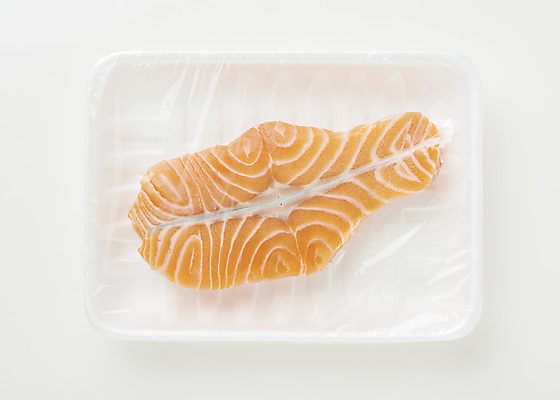 포토 JPG 스튜디오촬영 음식 포장 실내 어류 사람없음 하이앵글 회 용기 흰배경 기호식품 연어 연어회 포장용기 플랫레이 국내포토 그릇 뷰포인트 백그라운드 내부 수중동물 생선회 흰색 플랫 포장재료 파일형식