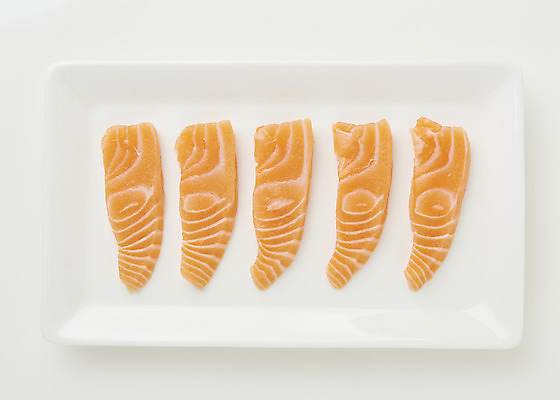 포토 JPG 스튜디오촬영 접시 음식 실내 어류 사람없음 하이앵글 회 흰배경 기호식품 연어 연어회 플랫레이 국내포토 식기 뷰포인트 백그라운드 내부 수중동물 생선회 흰색 플랫 파일형식