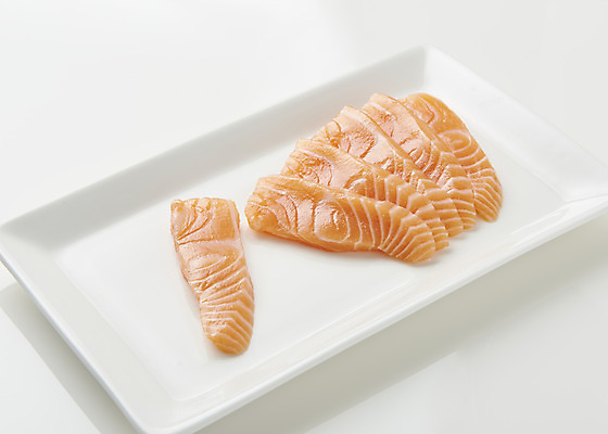 포토 JPG 스튜디오촬영 접시 음식 실내 어류 사람없음 회 흰배경 기호식품 연어 연어회 국내포토 식기 백그라운드 내부 수중동물 생선회 흰색 파일형식