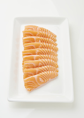 포토 JPG 스튜디오촬영 접시 음식 실내 어류 사람없음 회 흰배경 기호식품 연어 연어회 국내포토 식기 백그라운드 내부 수중동물 생선회 흰색 파일형식