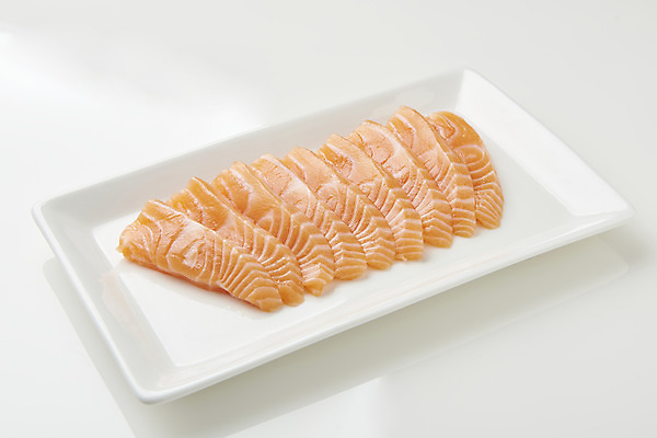 포토 JPG 스튜디오촬영 접시 음식 실내 어류 사람없음 회 흰배경 기호식품 연어 연어회 국내포토 식기 백그라운드 내부 수중동물 생선회 흰색 파일형식