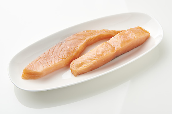 포토 JPG 스튜디오촬영 접시 음식 실내 어류 사람없음 회 흰배경 기호식품 연어 연어회 국내포토 식기 백그라운드 내부 수중동물 생선회 흰색 파일형식