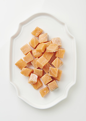 포토 JPG 스튜디오촬영 접시 음식 실내 어류 사람없음 하이앵글 회 흰배경 기호식품 연어 연어회 플랫레이 국내포토 식기 뷰포인트 백그라운드 내부 수중동물 생선회 흰색 플랫 파일형식