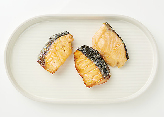 포토 JPG 스튜디오촬영 접시 음식 실내 어류 요리 사람없음 하이앵글 구이 흰배경 기호식품 연어 연어구이 플랫레이 국내포토 식기 뷰포인트 백그라운드 내부 수중동물 흰색 플랫 생선구이 파일형식