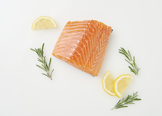 포토 JPG 스튜디오촬영 음식 실내 어류 사람없음 하이앵글 회 레몬 흰배경 기호식품 연어 로즈메리 연어회 플랫레이 국내포토 뷰포인트 백그라운드 과일 내부 수중동물 생선회 흰색 플랫 허브 파일형식