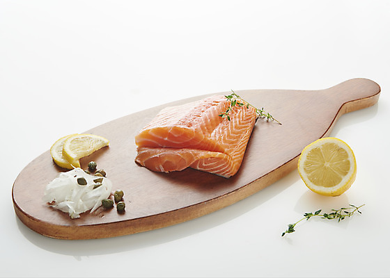 포토 JPG 스튜디오촬영 음식 양파 실내 어류 사람없음 회 레몬 흰배경 기호식품 연어 로즈메리 나무도마 연어회 케이퍼 국내포토 백그라운드 채소 과일 도마 내부 목재 수중동물 생선회 흰색 허브 향신료 파일형식