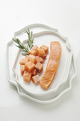 포토 JPG 스튜디오촬영 접시 음식 실내 어류 사람없음 하이앵글 회 흰배경 기호식품 연어 로즈메리 연어회 국내포토 식기 뷰포인트 백그라운드 내부 수중동물 생선회 흰색 허브 파일형식