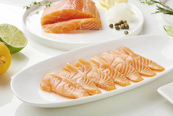 포토 JPG 스튜디오촬영 접시 음식 실내 어류 사람없음 회 레몬 흰배경 기호식품 연어 로즈메리 연어회 케이퍼 국내포토 식기 백그라운드 과일 내부 수중동물 생선회 흰색 허브 향신료 파일형식