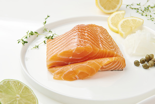 포토 JPG 스튜디오촬영 접시 음식 양파 실내 어류 사람없음 회 레몬 흰배경 기호식품 연어 로즈메리 연어회 케이퍼 국내포토 식기 백그라운드 채소 과일 내부 수중동물 생선회 흰색 허브 향신료 파일형식