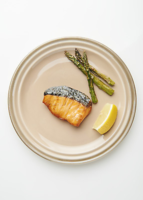 포토 JPG 스튜디오촬영 그릇 접시 음식 실내 어류 요리 사람없음 하이앵글 구이 레몬 흰배경 아스파라거스 기호식품 연어 연어구이 플랫레이 국내포토 식기 뷰포인트 백그라운드 채소 과일 내부 수중동물 흰색 플랫 생선구이 파일형식