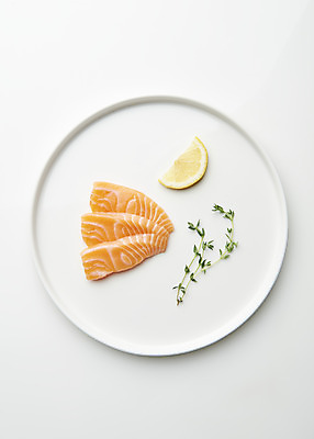 포토 JPG 스튜디오촬영 접시 음식 실내 어류 사람없음 하이앵글 회 레몬 흰배경 기호식품 연어 로즈메리 연어회 플랫레이 국내포토 식기 뷰포인트 백그라운드 과일 내부 수중동물 생선회 흰색 플랫 허브 파일형식