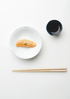 포토 JPG 스튜디오촬영 접시 음식 젓가락 실내 어류 사람없음 하이앵글 회 흰배경 간장 기호식품 연어 연어회 플랫레이 생와사비 국내포토 식기 뷰포인트 백그라운드 수저 내부 수중동물 생선회 흰색 양념 플랫 고추냉이 파일형식