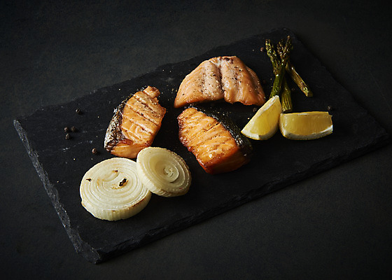 포토 JPG 스튜디오촬영 음식 검은배경 양파 실내 어류 요리 사람없음 구이 레몬 아스파라거스 기호식품 연어 연어구이 국내포토 백그라운드 채소 과일 내부 검은색 수중동물 생선구이 파일형식