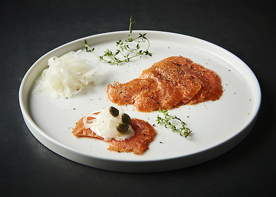 포토 JPG 스튜디오촬영 접시 음식 검은배경 양파 실내 어류 사람없음 회 레몬 기호식품 연어 연어회 케이퍼 국내포토 식기 백그라운드 채소 과일 내부 검은색 수중동물 생선회 향신료 파일형식