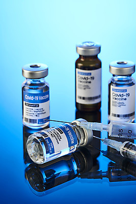 포토 JPG 스튜디오촬영 과학 의학 실내 건강 주사기 사람없음 약 바이러스 질병 파란배경 백신 앰플 전염병 코로나바이러스 델타변이바이러스 국내포토 백그라운드 의료기기 내부 파란색 파일형식