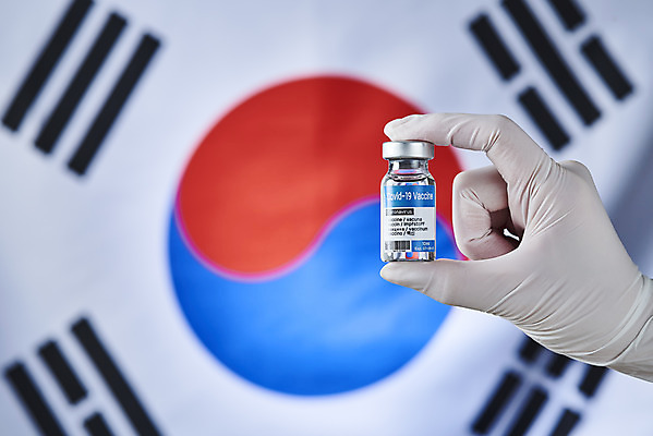 포토 JPG 스튜디오촬영 손 여자 과학 의학 실내 건강 한명 들기 사람 20대 옆모습 신체부위 컬러풀 약 한국인 바이러스 질병 태극기 백신 앰플 전염병 성인여자한명만 코로나바이러스 델타변이바이러스 국내포토 1 뷰포인트 컬러 모션 동양인 청년 내부 국기 여자한명만 성인여자만 파일형식