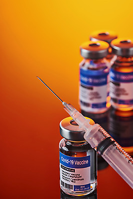 포토 JPG 스튜디오촬영 과학 의학 실내 건강 주사기 근접촬영 사람없음 약 바이러스 질병 백신 빨간배경 앰플 전염병 코로나바이러스 델타변이바이러스 부스터샷 국내포토 뷰포인트 백그라운드 의료기기 내부 빨간색 접종 파일형식