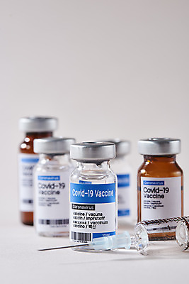 포토 JPG 스튜디오촬영 과학 의학 회색배경 실내 건강 주사기 사람없음 약 바이러스 질병 백신 앰플 전염병 코로나바이러스 델타변이바이러스 부스터샷 국내포토 백그라운드 의료기기 내부 회색 접종 파일형식