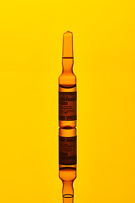 포토 JPG 스튜디오촬영 과학 의학 실내 건강 사람없음 약 바이러스 질병 노란배경 백신 앰플 전염병 코로나바이러스 델타변이바이러스 국내포토 백그라운드 내부 노란색 파일형식