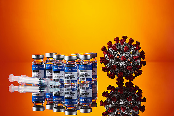 포토 JPG 스튜디오촬영 과학 의학 실내 건강 주사기 사람없음 약 모형 바이러스 질병 백신 빨간배경 앰플 전염병 코로나바이러스 델타변이바이러스 부스터샷 국내포토 백그라운드 의료기기 내부 빨간색 접종 파일형식