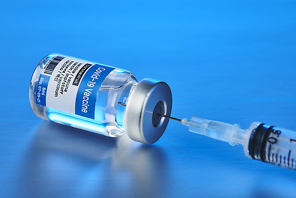 포토 JPG 스튜디오촬영 과학 의학 실내 건강 주사기 근접촬영 약 바이러스 질병 파란배경 백신 앰플 전염병 코로나바이러스 델타변이바이러스 국내포토 뷰포인트 백그라운드 의료기기 내부 파란색 파일형식