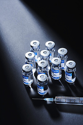 포토 JPG 스튜디오촬영 과학 의학 검은배경 실내 건강 주사기 사람없음 약 바이러스 질병 백신 앰플 전염병 코로나바이러스 델타변이바이러스 국내포토 백그라운드 의료기기 내부 검은색 파일형식