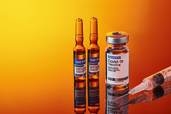 포토 JPG 스튜디오촬영 과학 의학 실내 건강 주사기 사람없음 약 바이러스 질병 노란배경 백신 앰플 전염병 코로나바이러스 델타변이바이러스 국내포토 백그라운드 의료기기 내부 노란색 파일형식