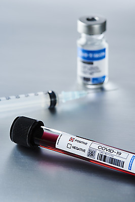 포토 JPG 스튜디오촬영 과학 의학 회색배경 실내 건강 주사기 사람없음 아웃포커스 약 바이러스 질병 시험관 백신 앰플 전염병 코로나바이러스 델타변이바이러스 국내포토 백그라운드 의료기기 촬영기법 실험기구 내부 회색 파일형식