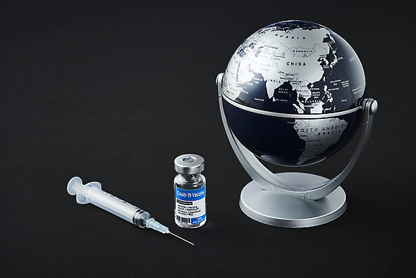 포토 JPG 스튜디오촬영 과학 의학 검은배경 실내 건강 주사기 사람없음 약 지구본 바이러스 질병 백신 앰플 전염병 코로나바이러스 델타변이바이러스 국내포토 백그라운드 의료기기 내부 검은색 파일형식