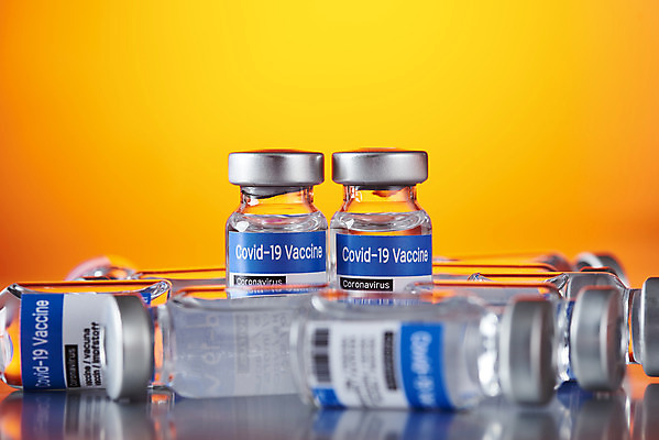 포토 JPG 스튜디오촬영 과학 의학 실내 건강 사람없음 약 노란색 바이러스 질병 노란배경 백신 앰플 전염병 코로나바이러스 델타변이바이러스 국내포토 컬러 백그라운드 내부 파일형식