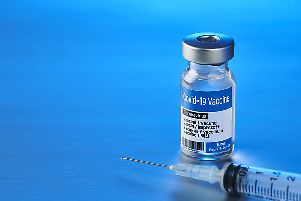 포토 JPG 스튜디오촬영 과학 의학 실내 건강 주사기 근접촬영 사람없음 약 바이러스 질병 파란배경 백신 앰플 전염병 코로나바이러스 델타변이바이러스 국내포토 뷰포인트 백그라운드 의료기기 내부 파란색 파일형식