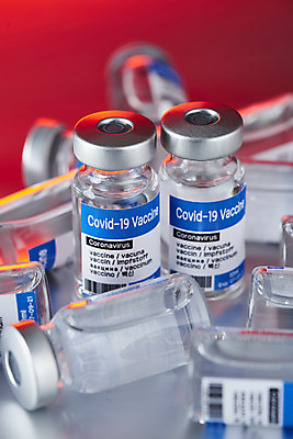 포토 JPG 스튜디오촬영 과학 의학 실내 건강 근접촬영 사람없음 약 바이러스 질병 백신 빨간배경 앰플 전염병 코로나바이러스 델타변이바이러스 국내포토 뷰포인트 백그라운드 내부 빨간색 파일형식