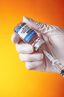 포토 JPG 스튜디오촬영 손 여자 과학 장갑 의학 실내 건강 주사기 한명 들기 사람 근접촬영 20대 성인 신체부위 약 한국인 바이러스 질병 노란배경 백신 앰플 전염병 성인여자한명만 코로나바이러스 델타변이바이러스 국내포토 1 잡화 뷰포인트 백그라운드 의료기기 모션 동양인 청년 내부 노란색 여자한명만 성인여자만 파일형식