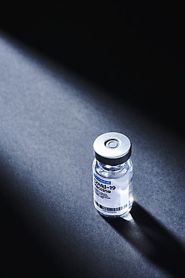 포토 JPG 스튜디오촬영 과학 의학 검은배경 실내 건강 사람없음 약 바이러스 질병 백신 앰플 전염병 코로나바이러스 델타변이바이러스 국내포토 백그라운드 내부 검은색 파일형식