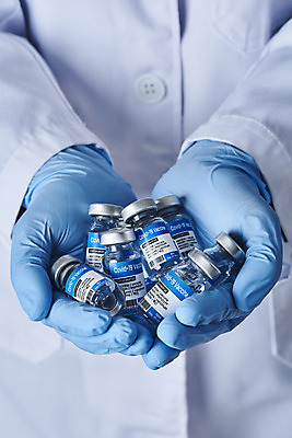 포토 JPG 스튜디오촬영 손 여자 40대 중년 과학 장갑 의학 실내 건강 한명 들기 사람 상반신 앞모습 약 한국인 가운 바이러스 질병 백신 앰플 전염병 중년여자한명만 코로나바이러스 델타변이바이러스 국내포토 1 잡화 옷 뷰포인트 모션 동양인 성인 내부 신체부위 여자한명만 중년여자만 파일형식