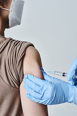 포토 JPG 스튜디오촬영 손 여자 40대 중년 과학 장갑 의학 회색배경 실내 건강 주사기 마스크 들기 사람 상반신 20대 성인 두명 옆모습 신체부위 약 한국인 바이러스 질병 감기 팔 백신 예방접종 전염병 접종 여자만 코로나바이러스 백신접종 델타변이바이러스 부스터샷 위드코로나 국내포토 잡화 뷰포인트 백그라운드 의료기기 모션 동양인 청년 내부 회색 사회이슈 파일형식