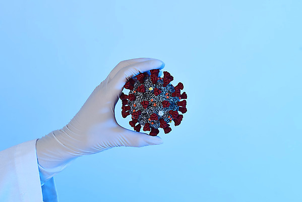 포토 JPG 스튜디오촬영 손 여자 과학 장갑 의학 실내 건강 한명 들기 사람 20대 성인 옆모습 신체부위 약 모형 한국인 바이러스 질병 파란배경 백신 전염병 성인여자한명만 코로나바이러스 델타변이바이러스 국내포토 1 잡화 뷰포인트 백그라운드 모션 동양인 청년 내부 파란색 여자한명만 성인여자만 파일형식