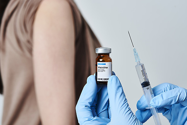 포토 JPG 스튜디오촬영 손 여자 40대 중년 과학 장갑 의학 회색배경 실내 건강 주사기 들기 사람 상반신 20대 성인 두명 옆모습 신체부위 약 한국인 바이러스 질병 감기 팔 백신 예방접종 전염병 접종 여자만 코로나바이러스 백신접종 델타변이바이러스 부스터샷 위드코로나 국내포토 잡화 뷰포인트 백그라운드 의료기기 모션 동양인 청년 내부 회색 사회이슈 파일형식