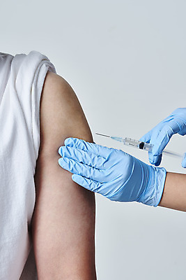 포토 JPG 스튜디오촬영 손 여자 남자 40대 중년 과학 장갑 의학 회색배경 실내 건강 주사기 들기 사람 상반신 성인 두명 앞모습 옆모습 신체부위 30대 약 한국인 바이러스 질병 감기 팔 백신 예방접종 전염병 접종 코로나바이러스 백신접종 델타변이바이러스 부스터샷 위드코로나 국내포토 잡화 뷰포인트 백그라운드 의료기기 모션 동양인 내부 장년 회색 사회이슈 파일형식