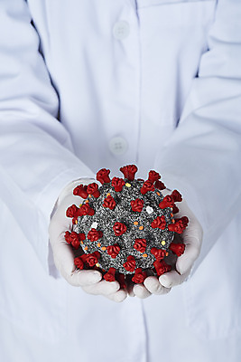 포토 JPG 스튜디오촬영 손 여자 과학 장갑 의학 실내 건강 한명 들기 사람 20대 성인 앞모습 약 모형 한국인 흰색 가운 바이러스 질병 백신 전염병 성인여자한명만 코로나바이러스 델타변이바이러스 국내포토 1 잡화 옷 뷰포인트 컬러 모션 동양인 청년 내부 신체부위 여자한명만 성인여자만 파일형식