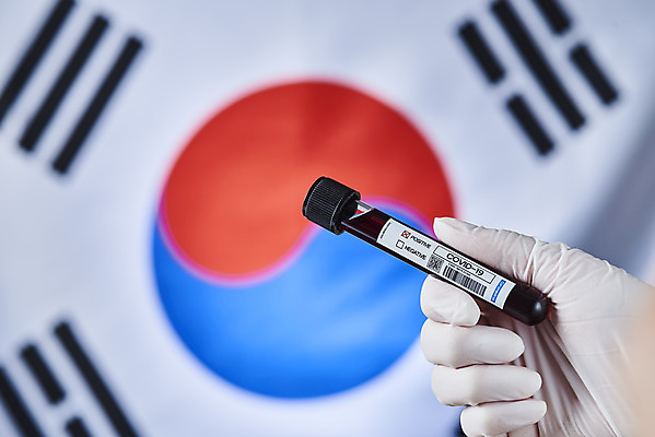 포토 JPG 스튜디오촬영 손 여자 과학 의학 실내 건강 한명 들기 사람 성인 아웃포커스 컬러풀 약 바이러스 질병 태극기 시험관 백신 전염병 성인여자한명만 코로나바이러스 델타변이바이러스 국내포토 1 컬러 모션 촬영기법 실험기구 내부 신체부위 국기 여자한명만 성인여자만 파일형식