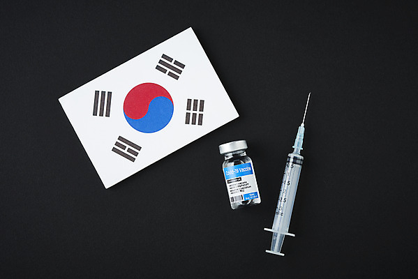 포토 JPG 스튜디오촬영 과학 의학 검은배경 한국 실내 건강 주사기 사람없음 하이앵글 약 바이러스 질병 태극기 백신 앰플 전염병 코로나바이러스 델타변이바이러스 국내포토 아시아 뷰포인트 백그라운드 의료기기 내부 검은색 국기 파일형식